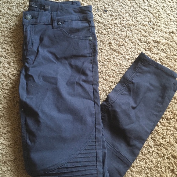 Stylish gray activewear prAna pants - Picture 6 of 7